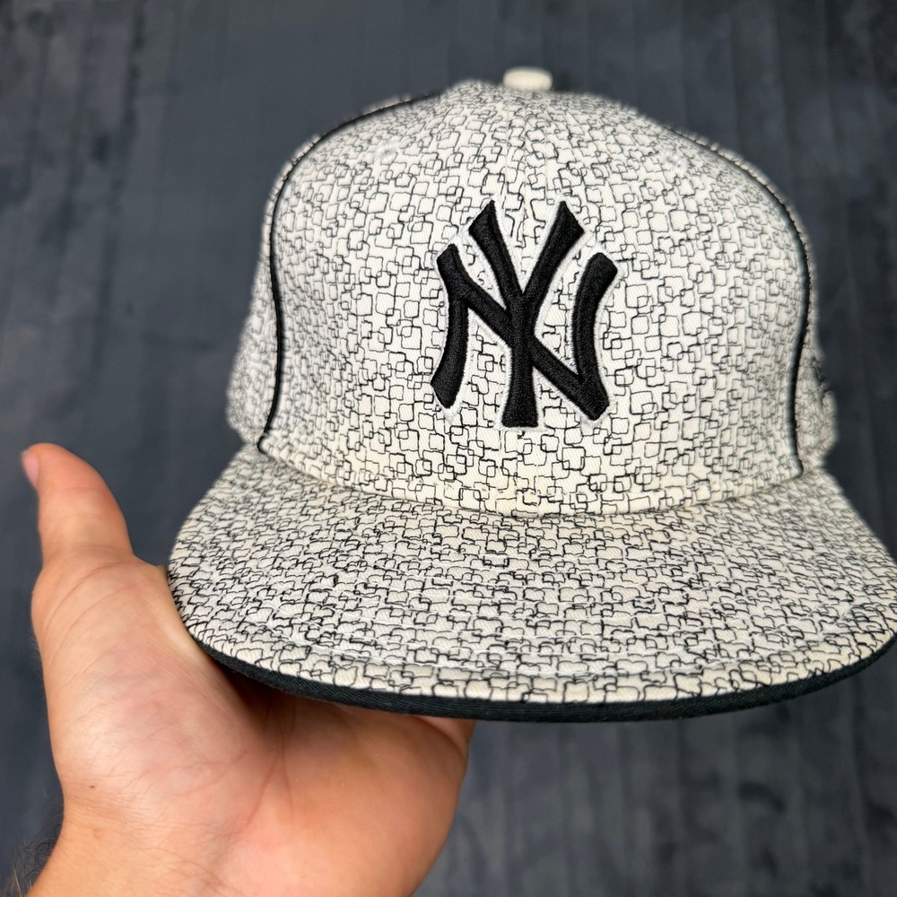 New York Yankees New Era 59FIFTY Fitted Hat 7 3/8 Black White Geometric Pattern